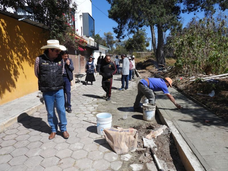 En Yauhquemehcan, continúa la construcción de guarniciones y banquetas.